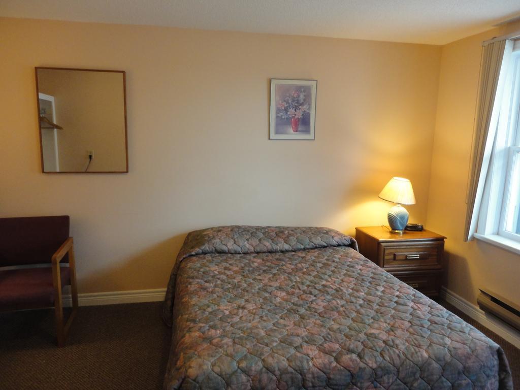 Hipwell'S Motel Fonthill エクステリア 写真