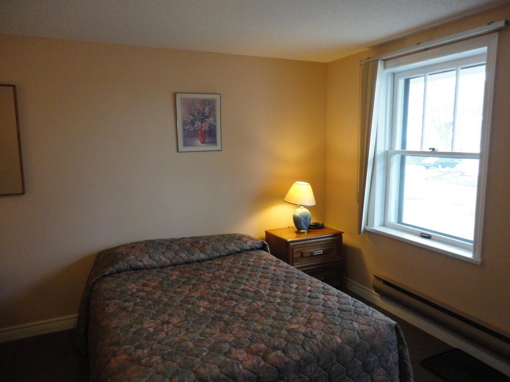 Hipwell'S Motel Fonthill エクステリア 写真